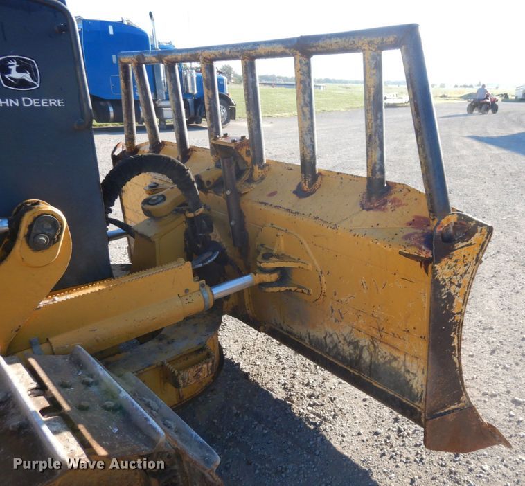 image for item DS1379 2004 John Deere 700H LT  dozer