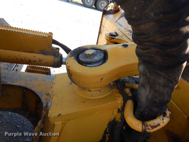 image for item DS1379 2004 John Deere 700H LT  dozer