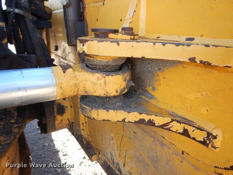 image for item DS1379 2004 John Deere 700H LT  dozer