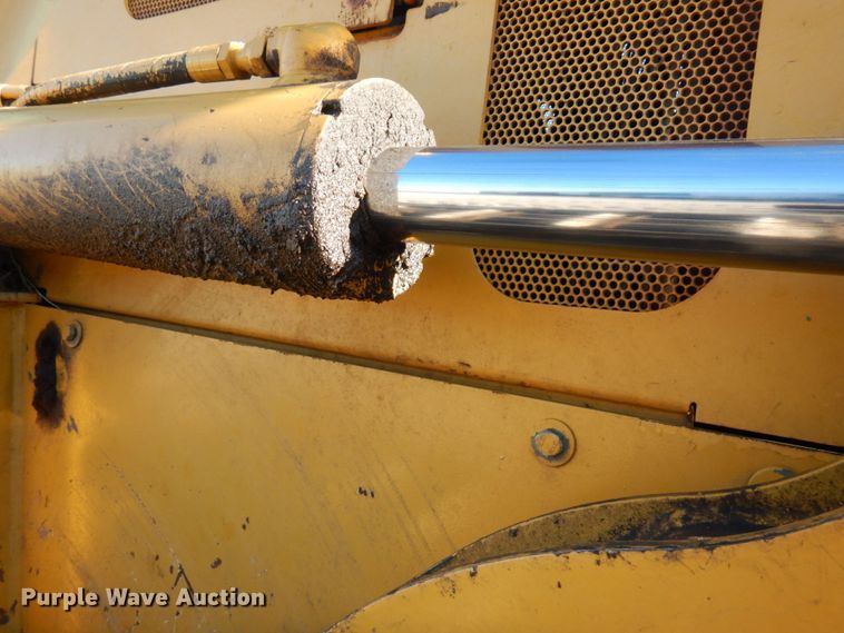 image for item DS1379 2004 John Deere 700H LT  dozer