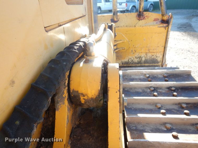 image for item DS1379 2004 John Deere 700H LT  dozer