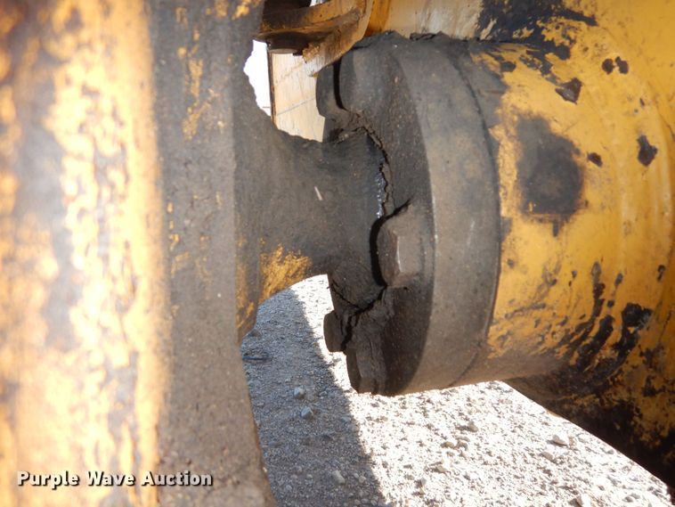 image for item DS1379 2004 John Deere 700H LT  dozer