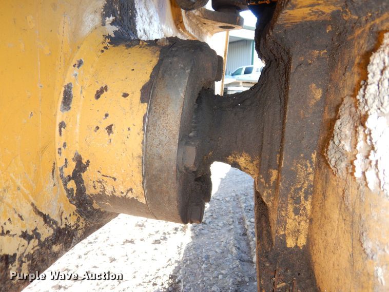 image for item DS1379 2004 John Deere 700H LT  dozer