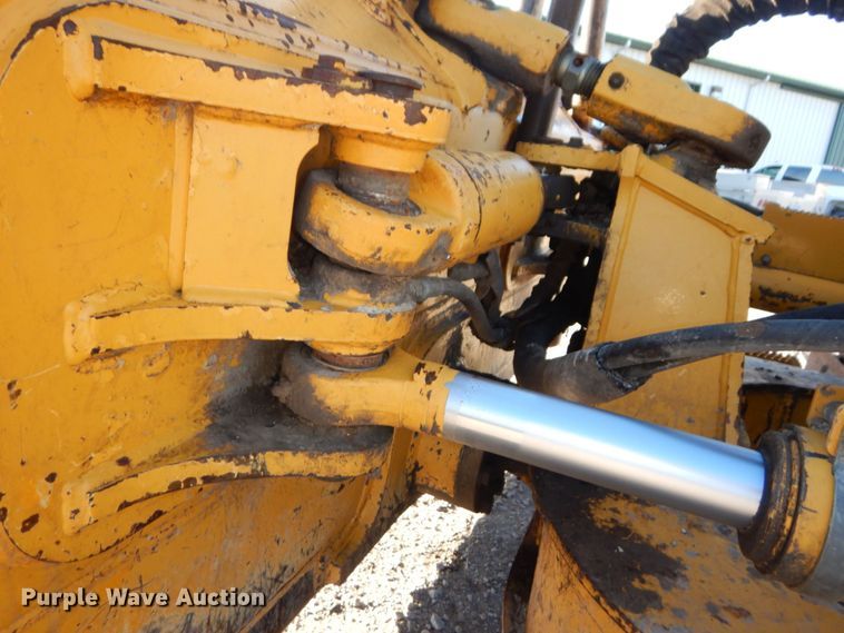 image for item DS1379 2004 John Deere 700H LT  dozer