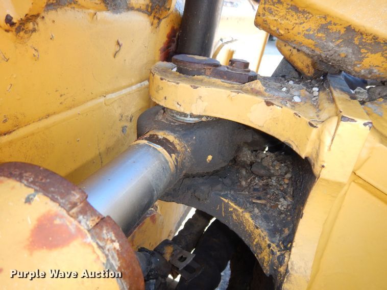 image for item DS1379 2004 John Deere 700H LT  dozer