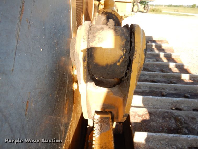 image for item DS1379 2004 John Deere 700H LT  dozer