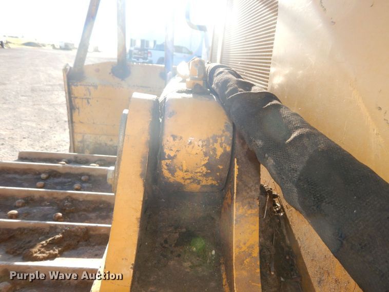 image for item DS1379 2004 John Deere 700H LT  dozer