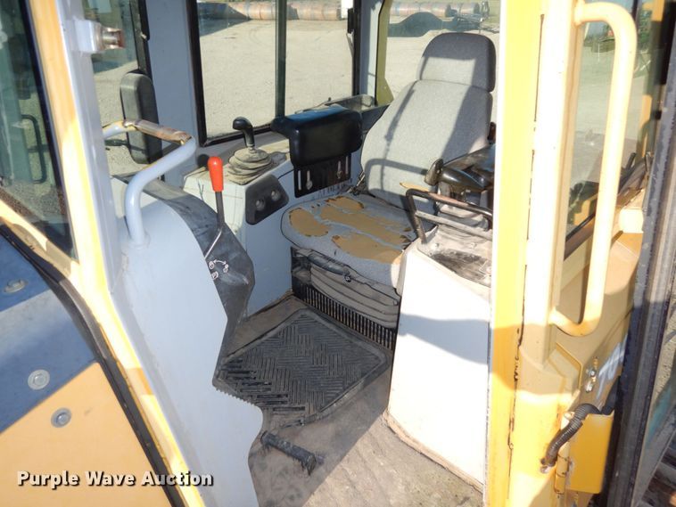 image for item DS1379 2004 John Deere 700H LT  dozer