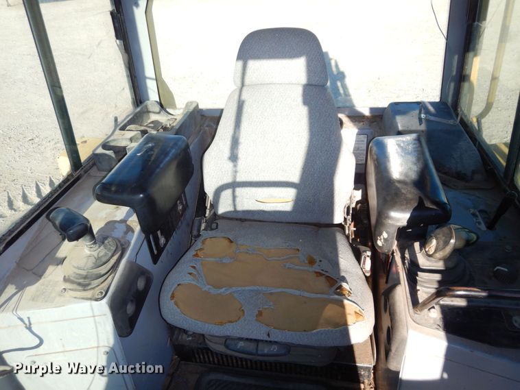 image for item DS1379 2004 John Deere 700H LT  dozer