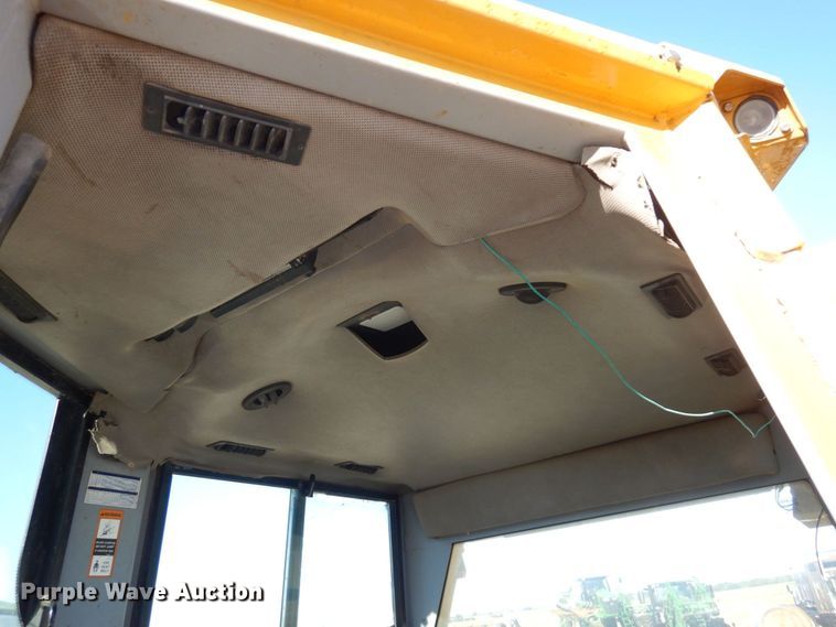 image for item DS1379 2004 John Deere 700H LT  dozer