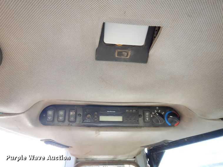 image for item DS1379 2004 John Deere 700H LT  dozer