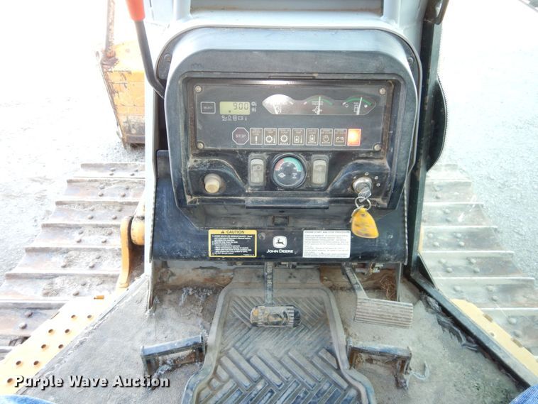 image for item DS1379 2004 John Deere 700H LT  dozer