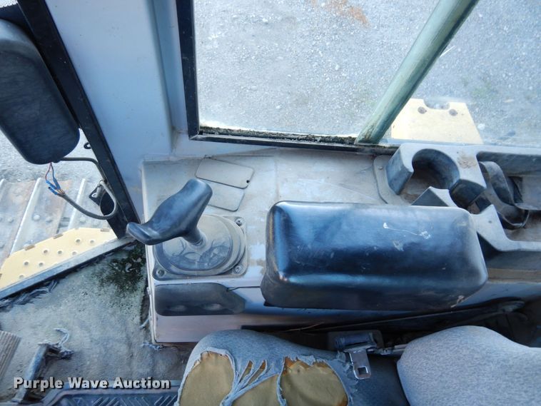 image for item DS1379 2004 John Deere 700H LT  dozer