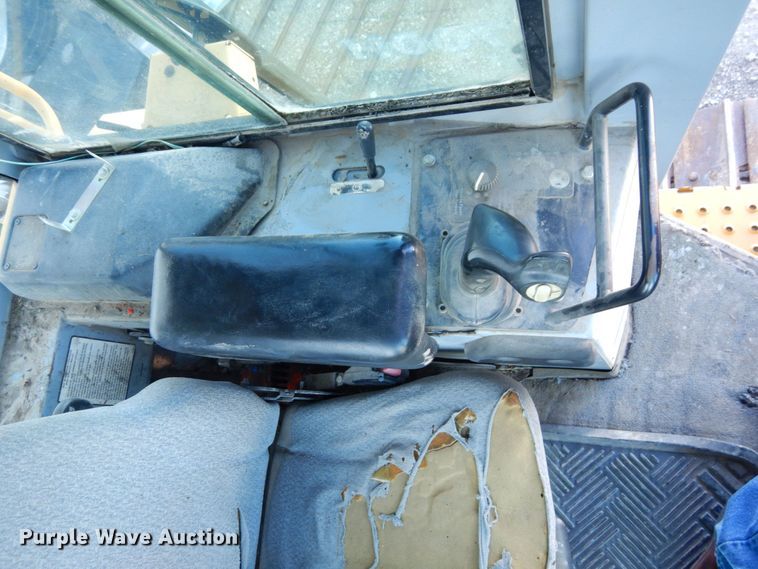 image for item DS1379 2004 John Deere 700H LT  dozer