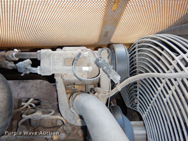 image for item DS1379 2004 John Deere 700H LT  dozer