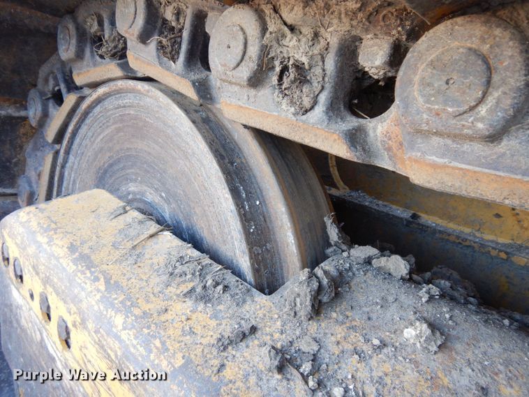 image for item DS1379 2004 John Deere 700H LT  dozer