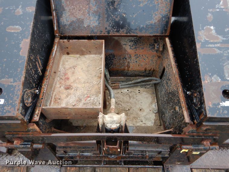 image for item DS6257 2004 Eager Beaver 35GSL  lowboy equipment trailer