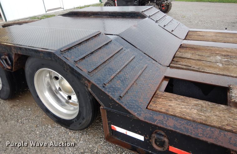 image for item DS6257 2004 Eager Beaver 35GSL  lowboy equipment trailer