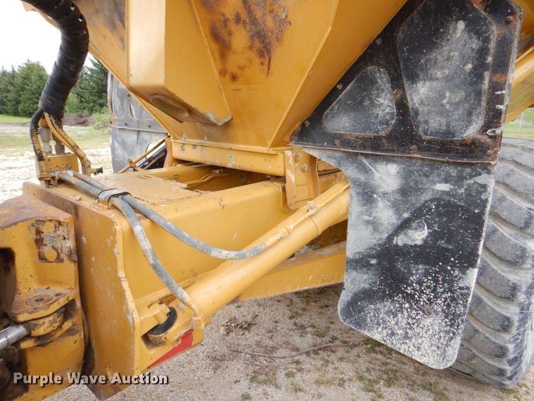 image for item DS8195 2000 Caterpillar D250E II  haul truck