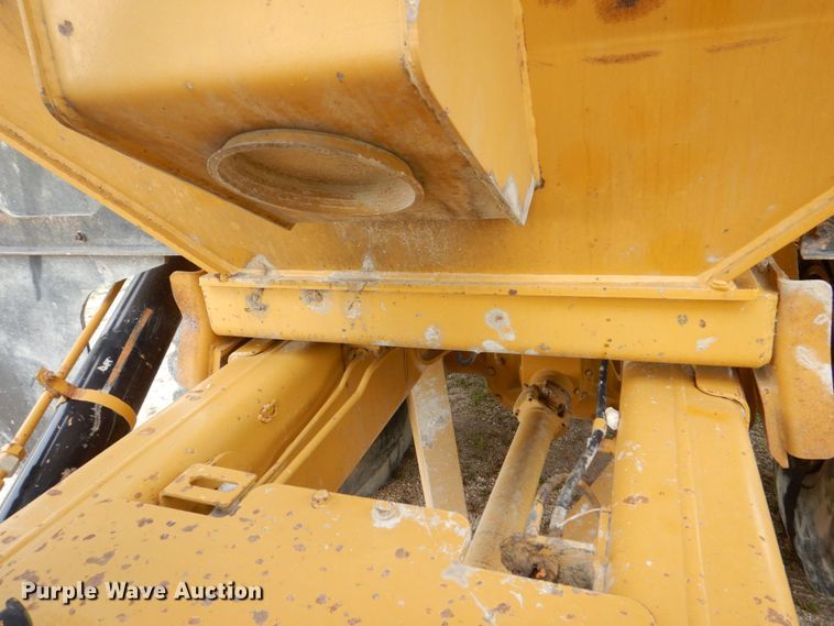 image for item DS8195 2000 Caterpillar D250E II  haul truck