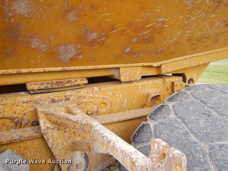 image for item DS8195 2000 Caterpillar D250E II  haul truck