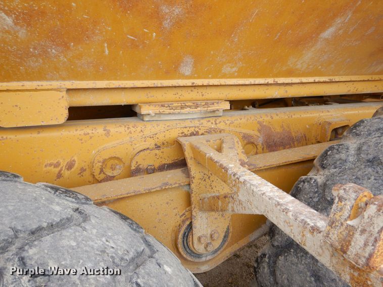 image for item DS8195 2000 Caterpillar D250E II  haul truck