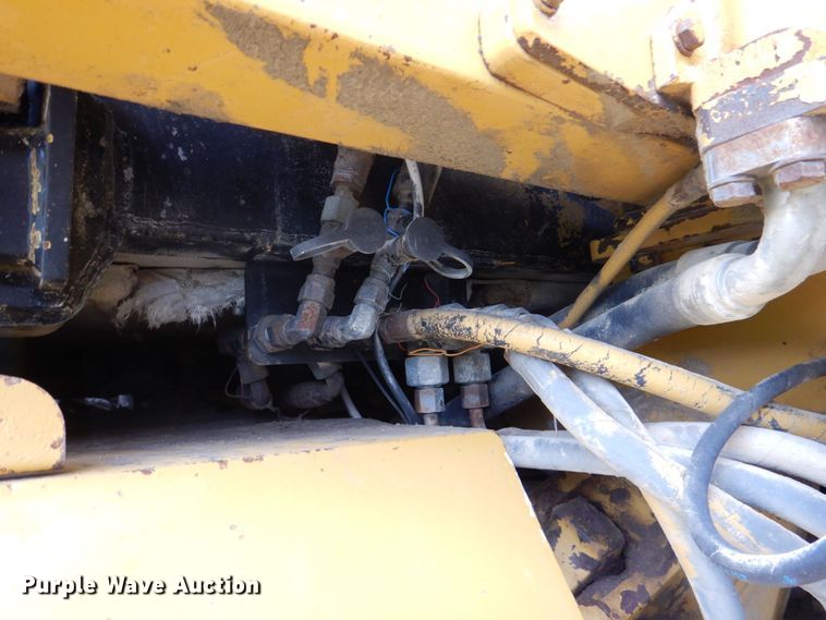 image for item DS8195 2000 Caterpillar D250E II  haul truck