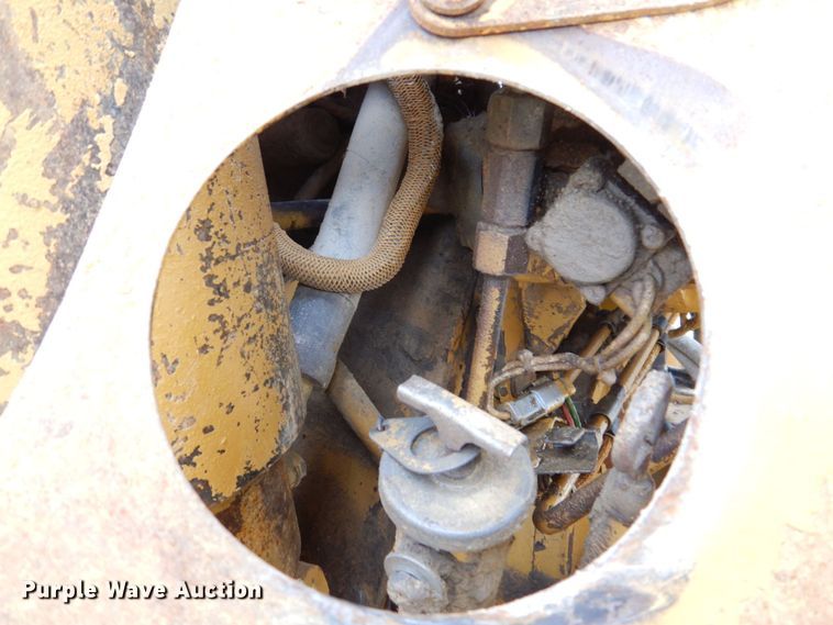 image for item DS8195 2000 Caterpillar D250E II  haul truck