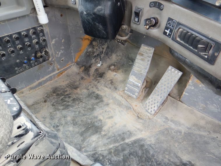 image for item DS8195 2000 Caterpillar D250E II  haul truck