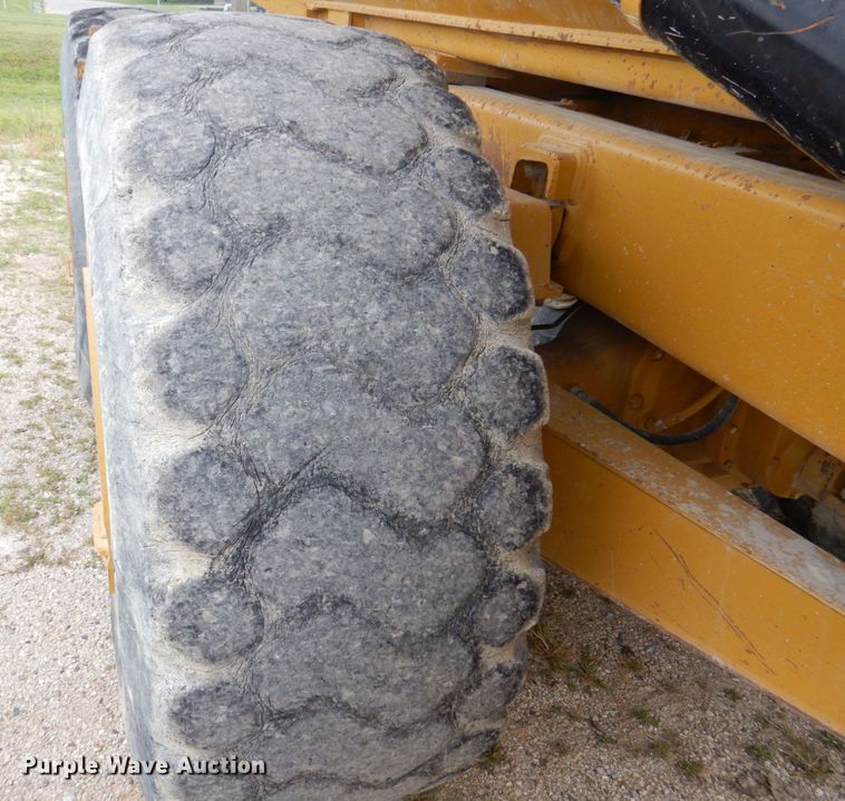 image for item DS8195 2000 Caterpillar D250E II  haul truck