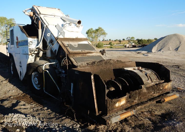 image for item JA9781 2003 Roadtec SB2500C  shuttle buggy material transfer vehicle