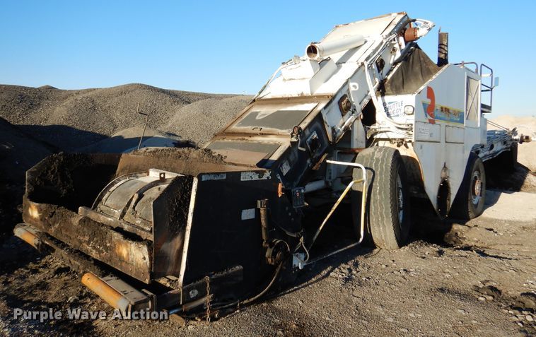 image for item JA9781 2003 Roadtec SB2500C  shuttle buggy material transfer vehicle