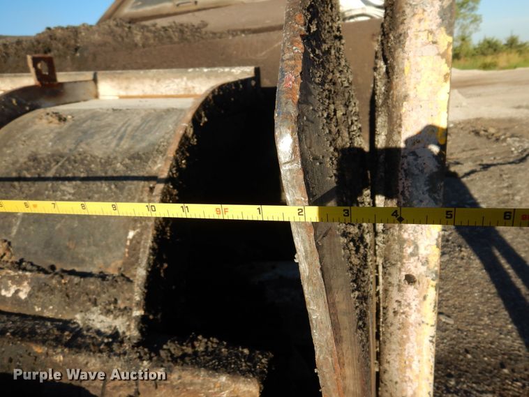 image for item JA9781 2003 Roadtec SB2500C  shuttle buggy material transfer vehicle