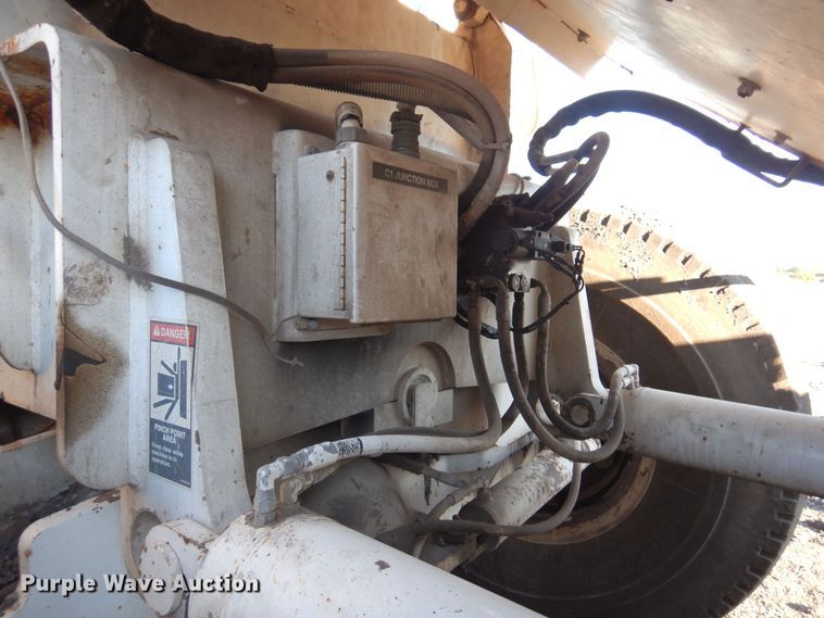 image for item JA9781 2003 Roadtec SB2500C  shuttle buggy material transfer vehicle