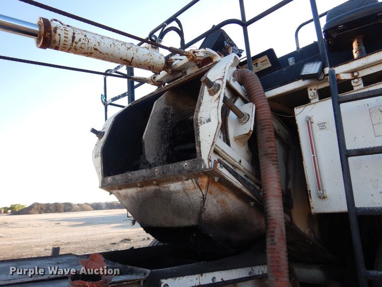 image for item JA9781 2003 Roadtec SB2500C  shuttle buggy material transfer vehicle