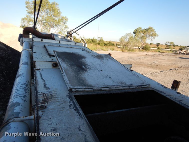 image for item JA9781 2003 Roadtec SB2500C  shuttle buggy material transfer vehicle