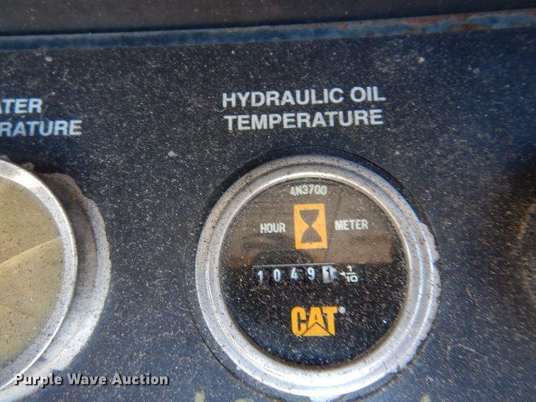 image for item JA9781 2003 Roadtec SB2500C  shuttle buggy material transfer vehicle