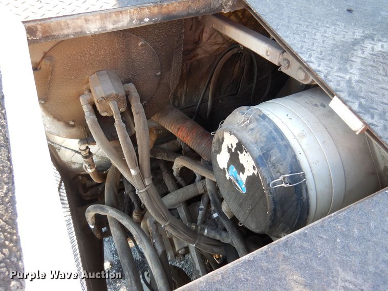 image for item JA9781 2003 Roadtec SB2500C  shuttle buggy material transfer vehicle