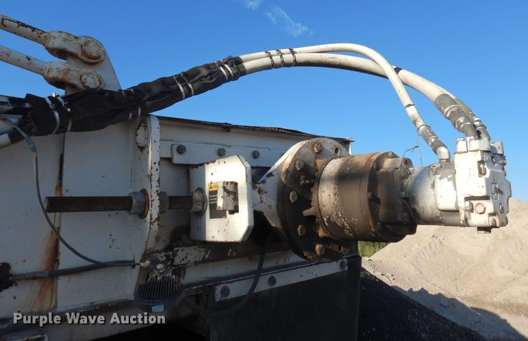 image for item JA9781 2003 Roadtec SB2500C  shuttle buggy material transfer vehicle