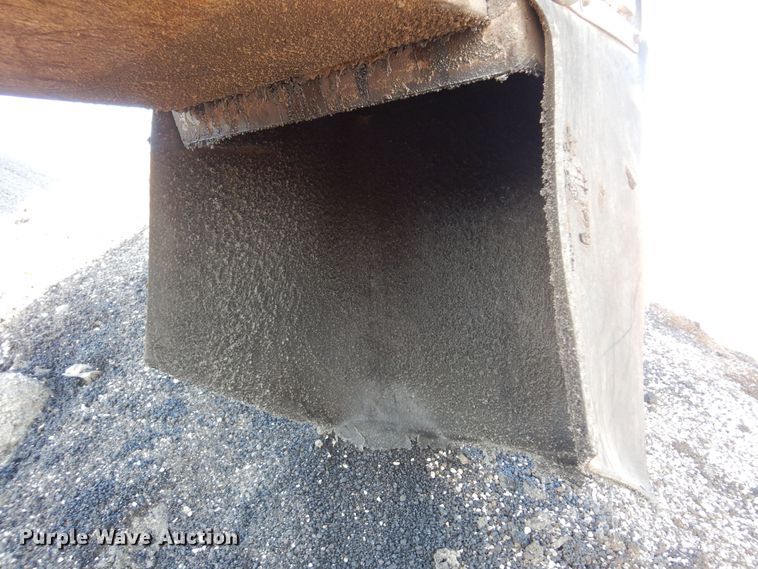 image for item JA9781 2003 Roadtec SB2500C  shuttle buggy material transfer vehicle