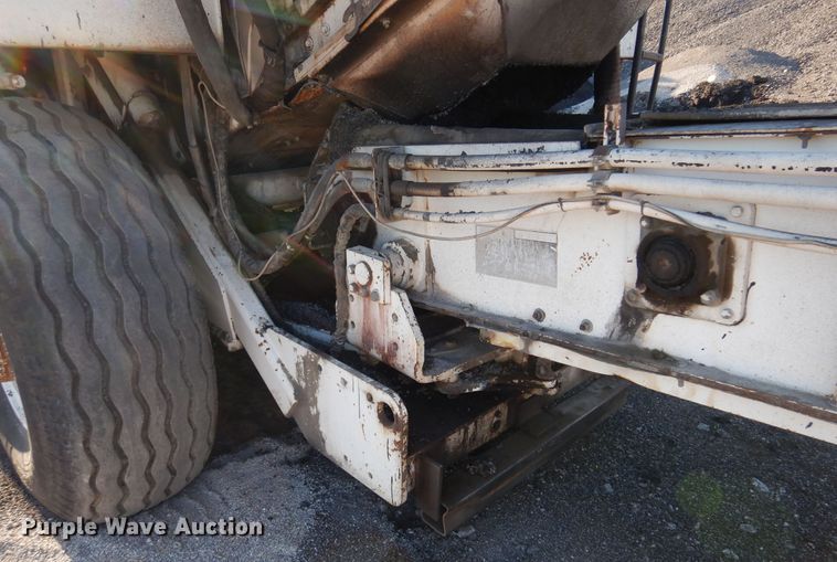 image for item JA9781 2003 Roadtec SB2500C  shuttle buggy material transfer vehicle