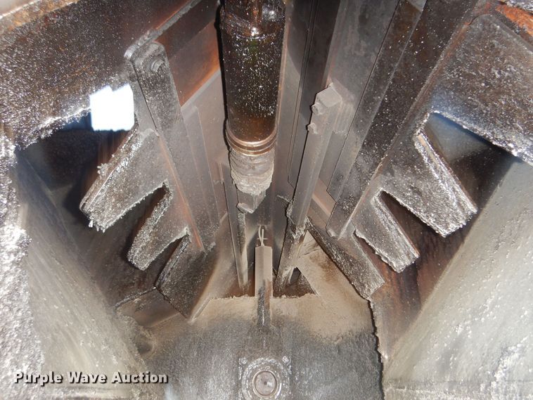 image for item JA9781 2003 Roadtec SB2500C  shuttle buggy material transfer vehicle