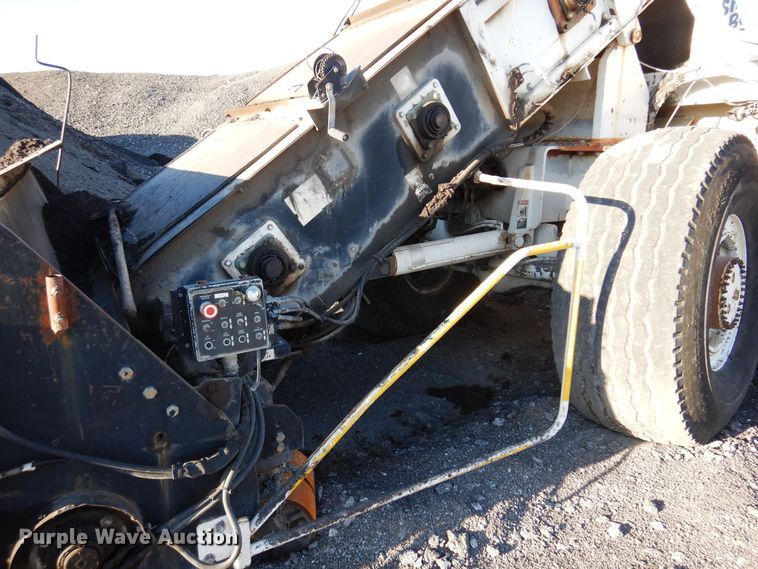 image for item JA9781 2003 Roadtec SB2500C  shuttle buggy material transfer vehicle