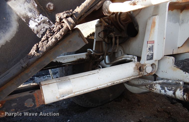 image for item JA9781 2003 Roadtec SB2500C  shuttle buggy material transfer vehicle