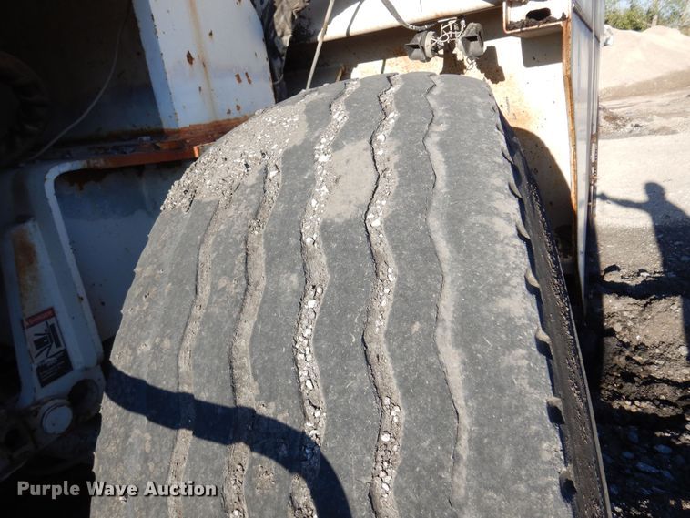 image for item JA9781 2003 Roadtec SB2500C  shuttle buggy material transfer vehicle