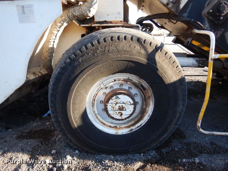 image for item JA9781 2003 Roadtec SB2500C  shuttle buggy material transfer vehicle