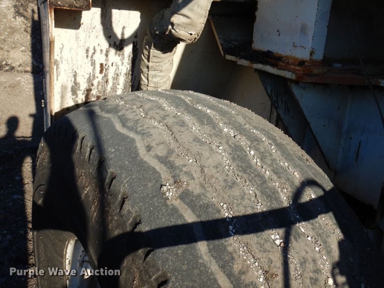 image for item JA9781 2003 Roadtec SB2500C  shuttle buggy material transfer vehicle