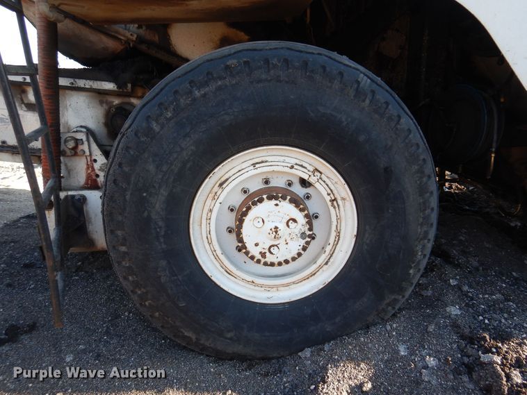 image for item JA9781 2003 Roadtec SB2500C  shuttle buggy material transfer vehicle