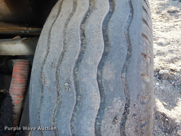 image for item JA9781 2003 Roadtec SB2500C  shuttle buggy material transfer vehicle