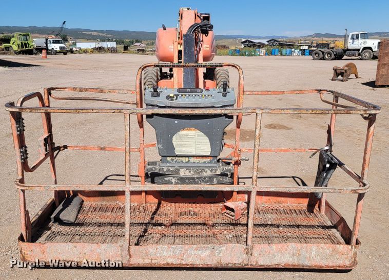 image for item JC9609 2005 JLG 860SJ  boom lift